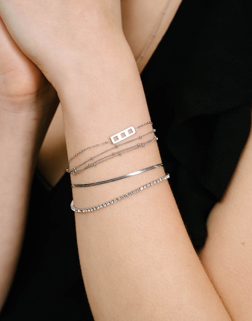 Armband zilverkleurig bolletjes drielaags