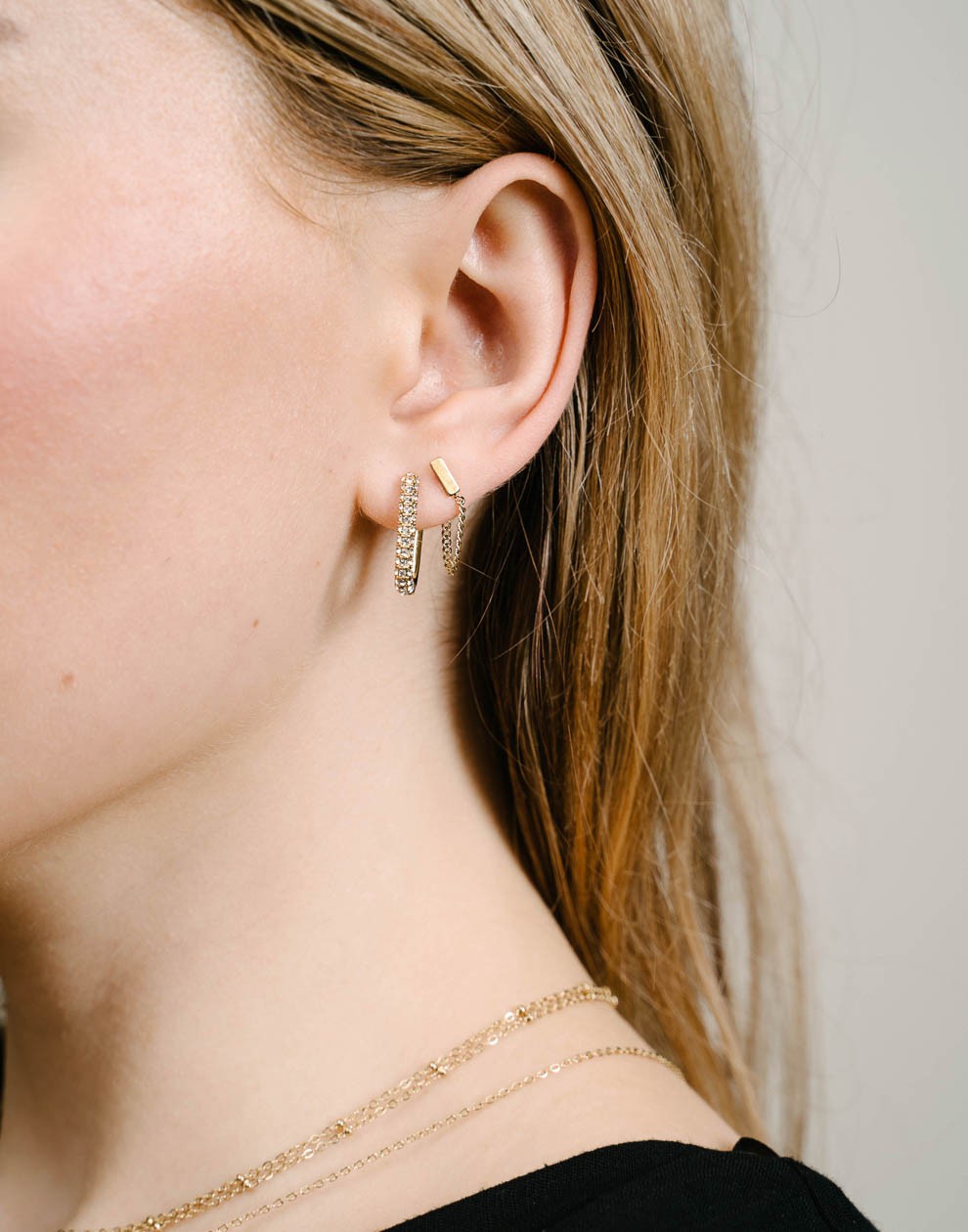 oval earrings with transparent stones