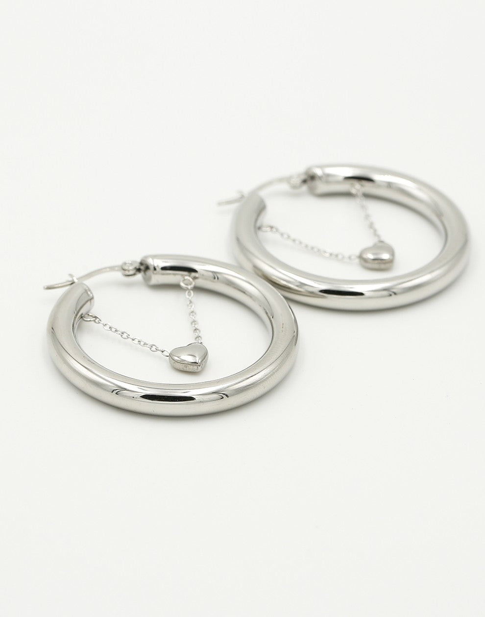 Oorringen hoops hangend hartje zilverkleurig