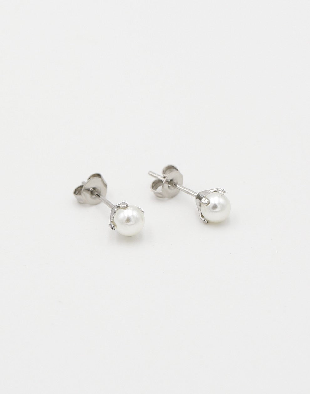Silver-colored pearl stud