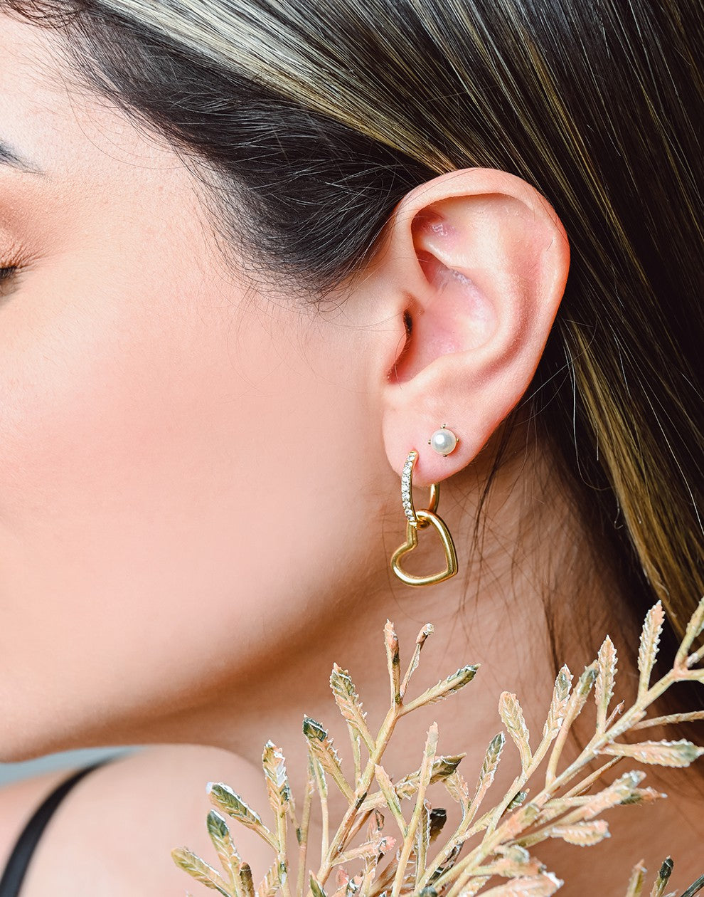 Gold-colored pearl stud