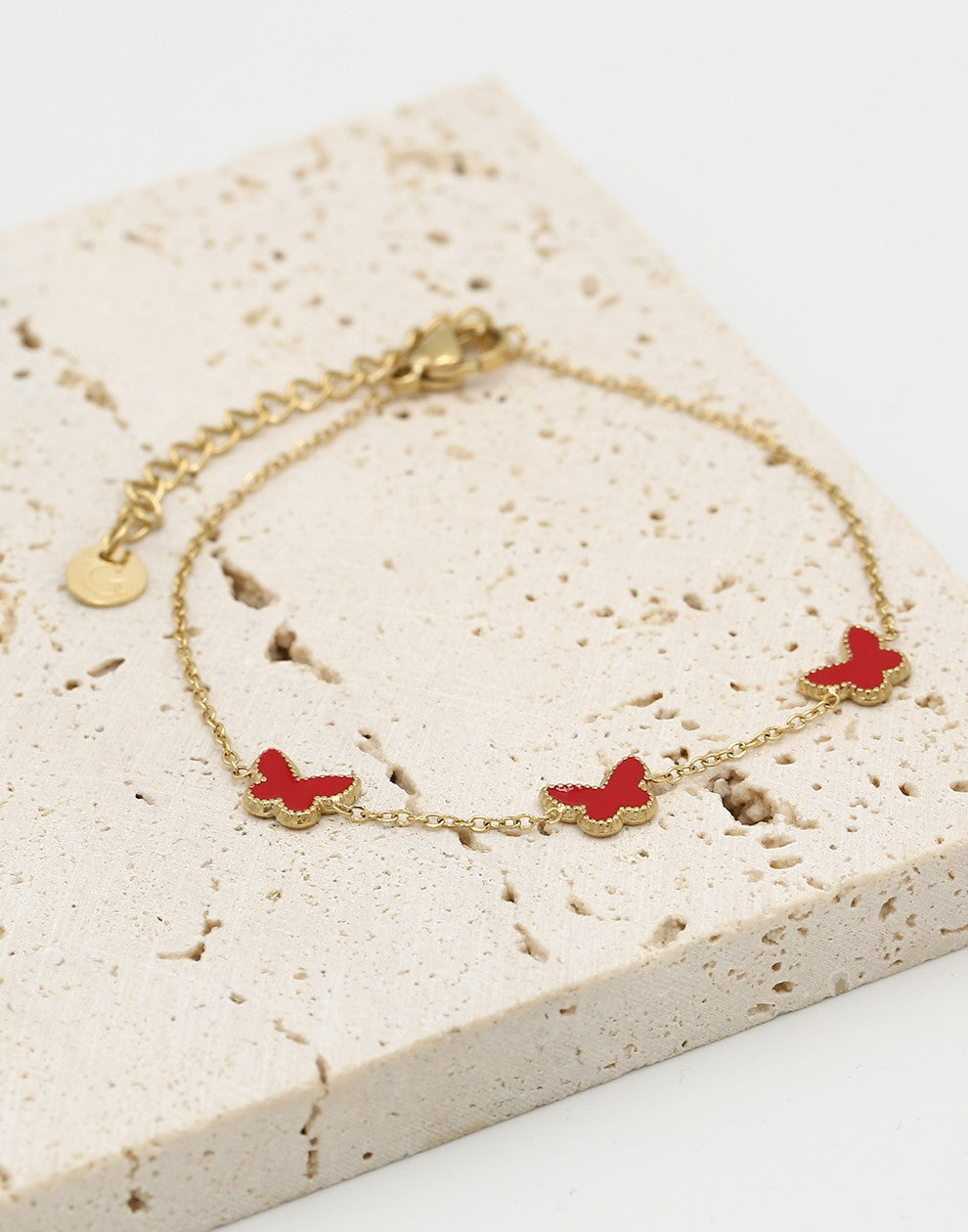 Armband vlinders rood goudkleurig