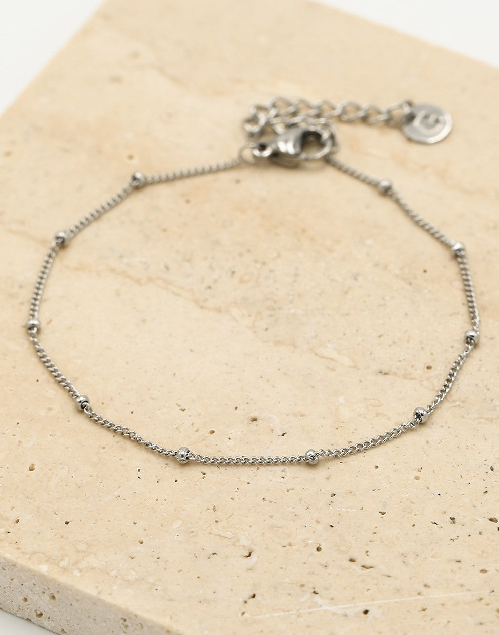 Fijne armband met bolletjes zilverkleurig
