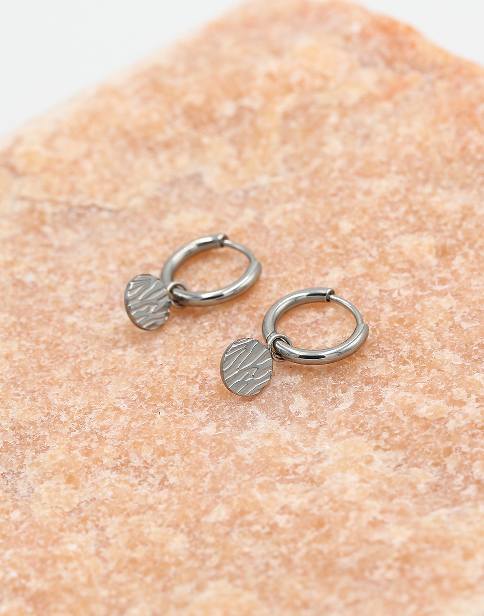 Oorring rondje met motief zilverkleurig