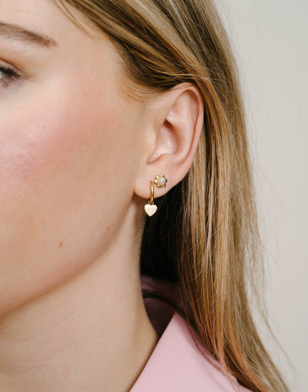 Studs bloem met parel goudkleurig