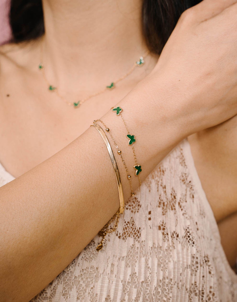 Armband vlinders groen goudkleurig