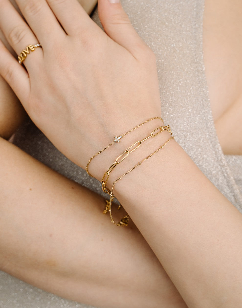 armband kruisje steentjes goudkleurig