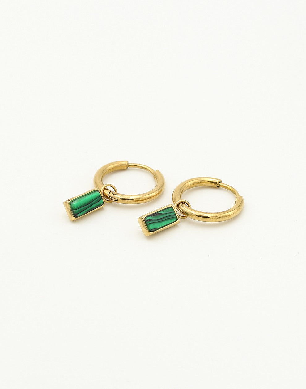 goudkleurigen oorringen met hanger groene steen