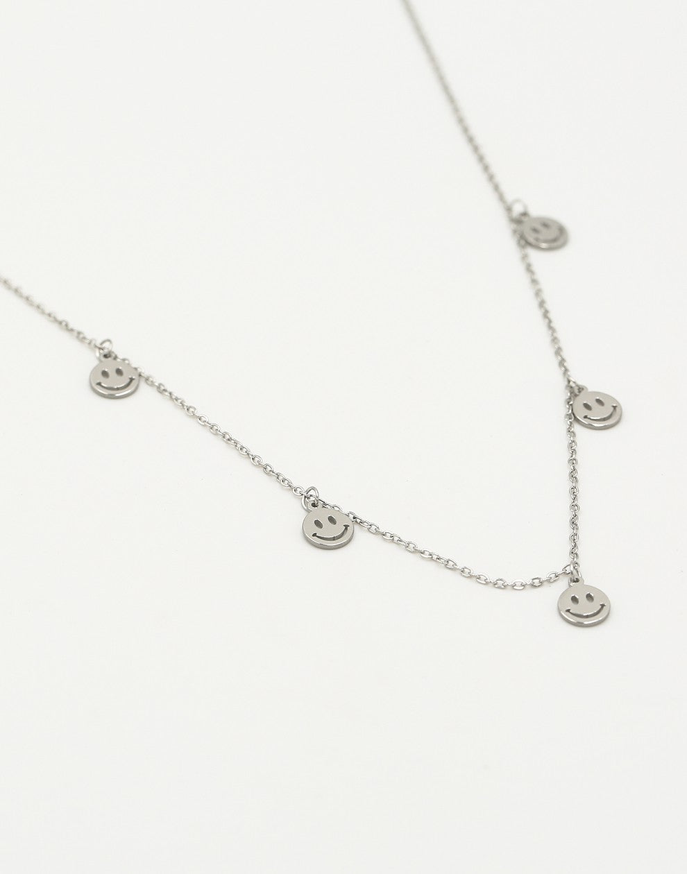 Fijne ketting met 5 smiley hangers zilverkleurig