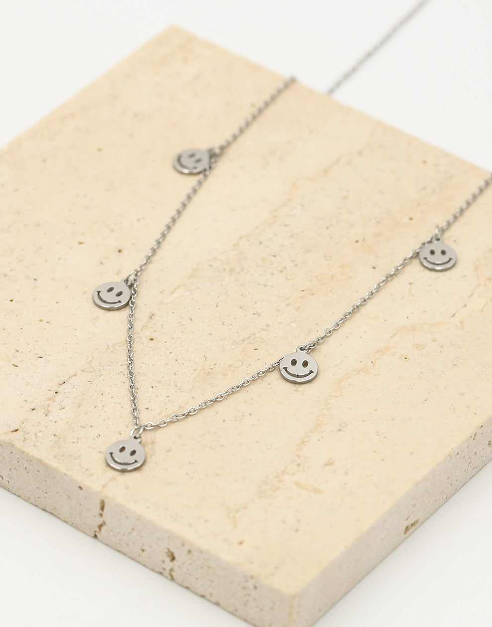 Fijne ketting met 5 smiley hangers zilverkleurig