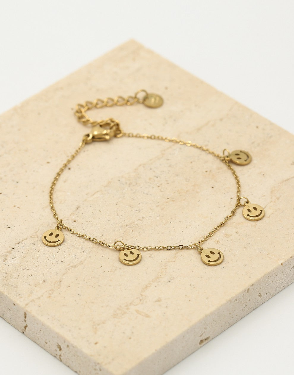 Fijne armband met 5 smiley hangers goudkleurig