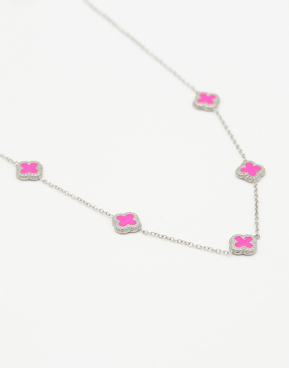 Ketting klavers fuchia zilverkleurig