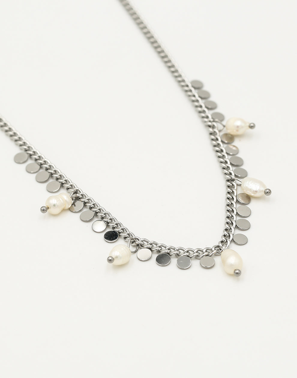 Schakelketting met zilverkleurigen muntjes en parels