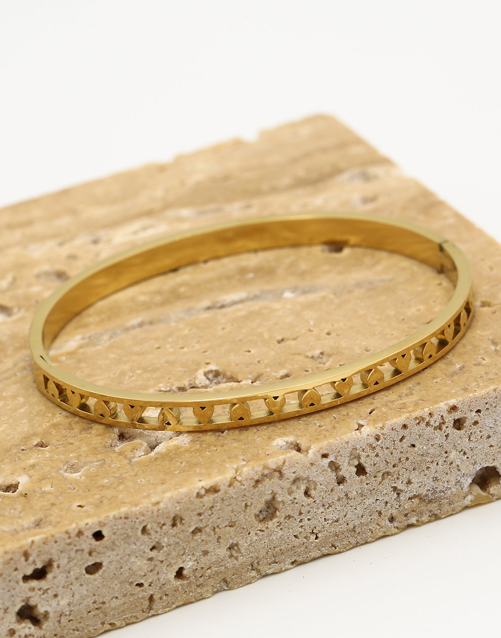 Armband bangle hartjes goudkleurig