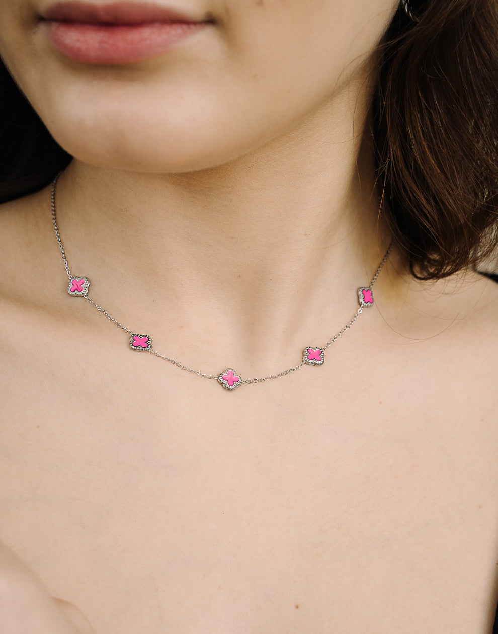 Ketting klavers fuchia zilverkleurig