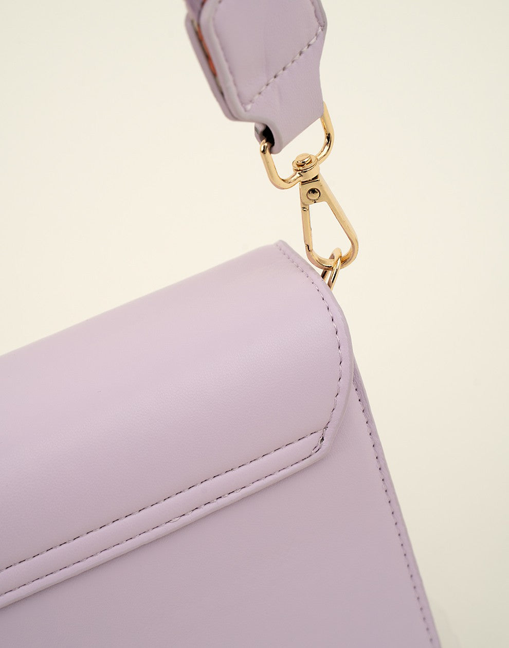 schoudertasje met luxe schouderband lila
