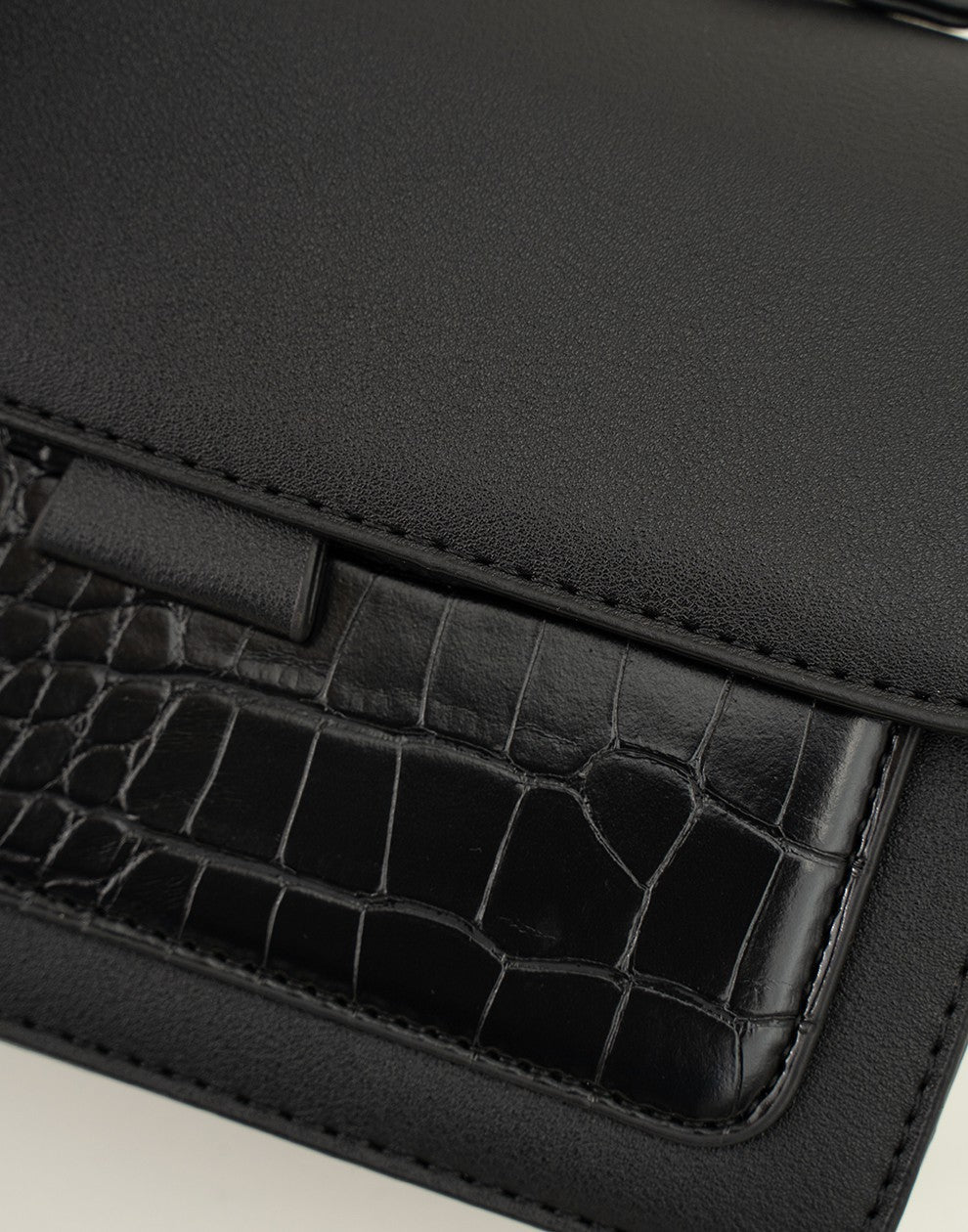 schoudertas met croco en luxe bagstrap zwart