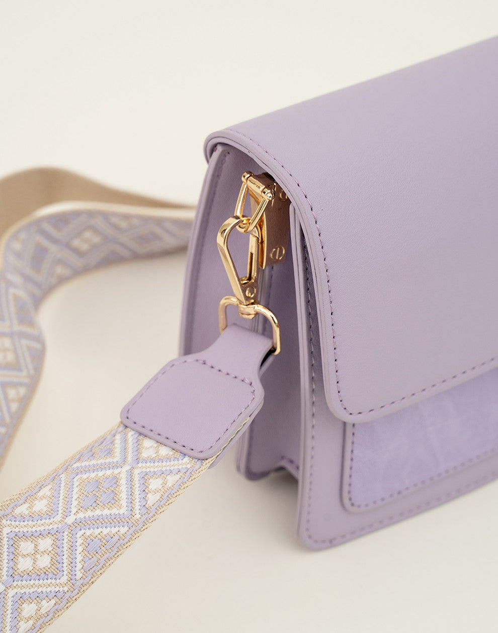 schoudertas croco met luxe band lila