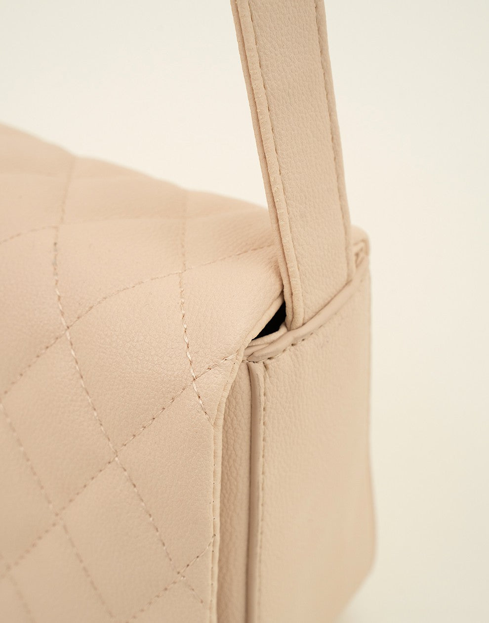 Schoudertas met diamant patroon beige
