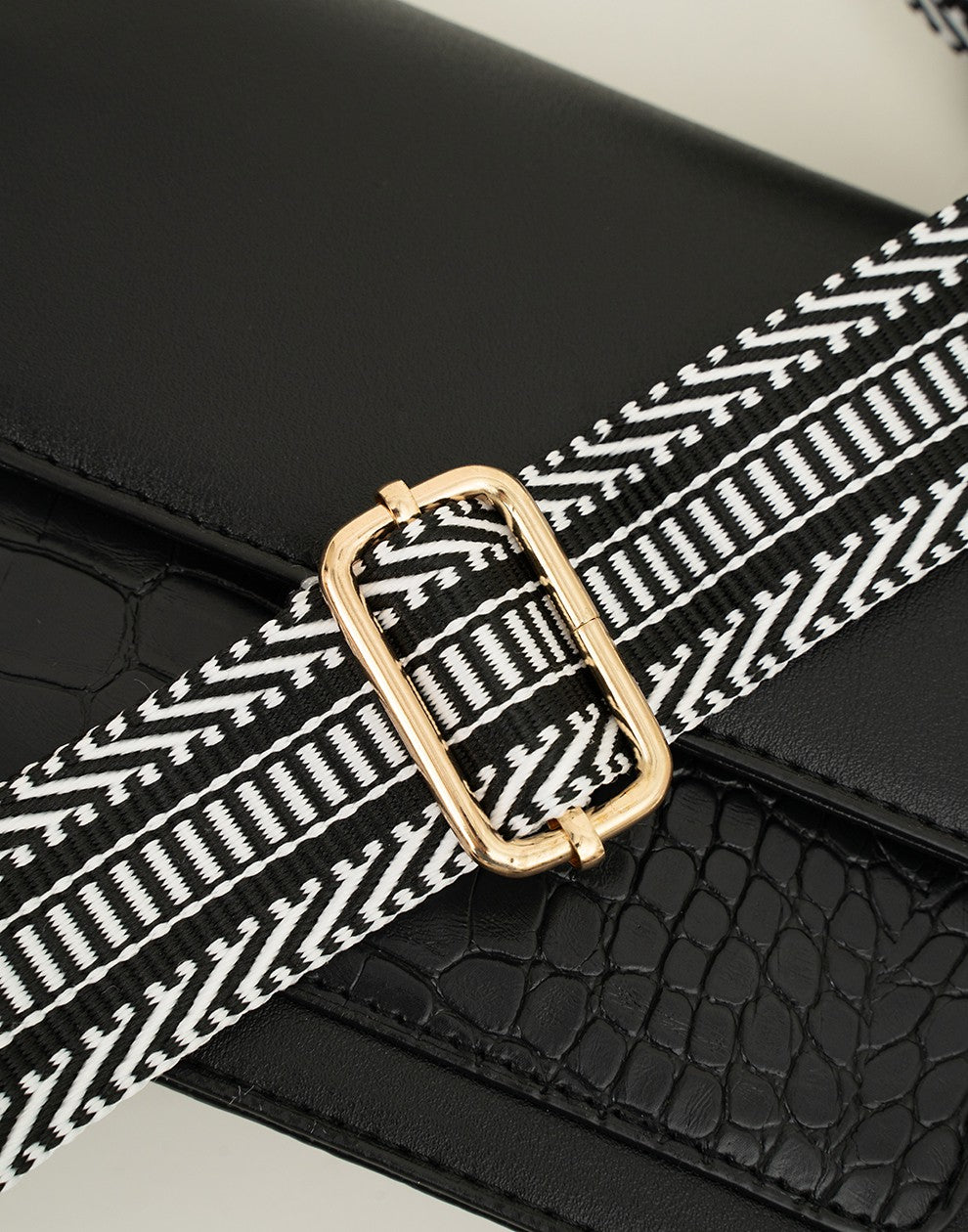 Crossbody tas met croco en hippe bagstrap zwart