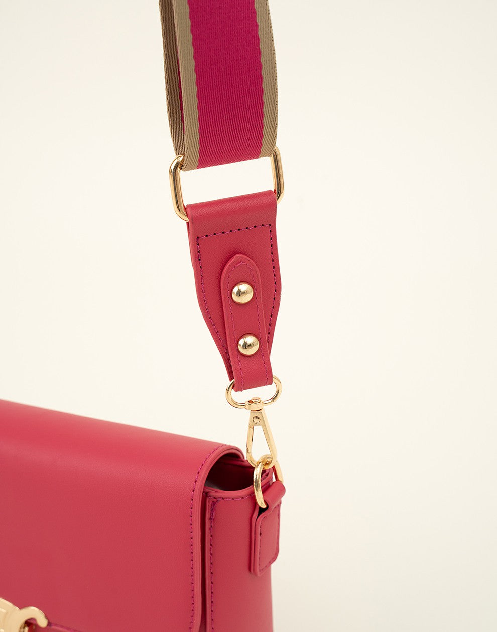 crossbody tas met gesp fuchsia