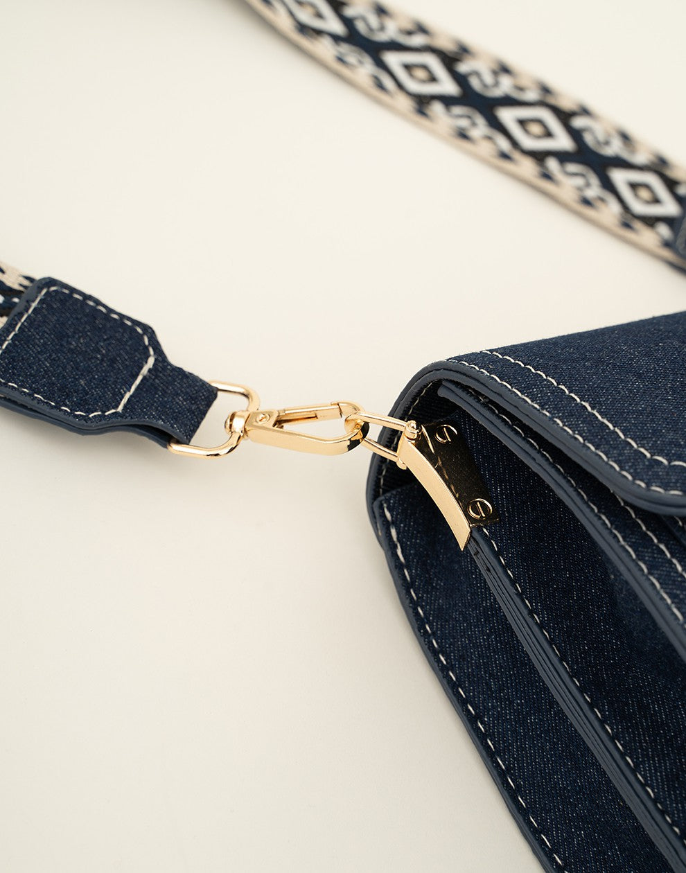 Hippe donkere jeans tas met gave strap