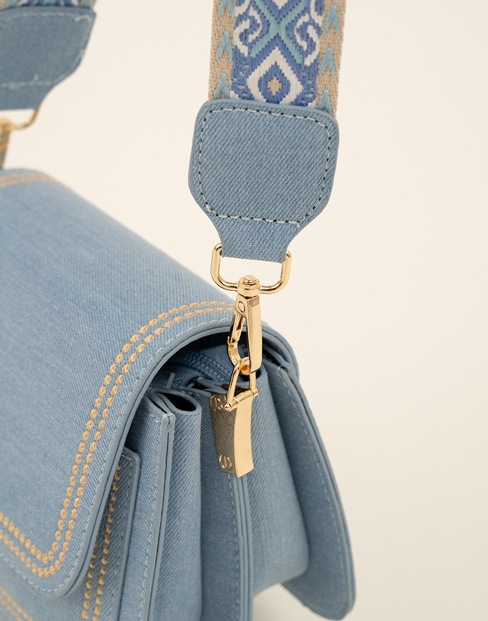 Trendy lichte jeans tas met bewerkte strap