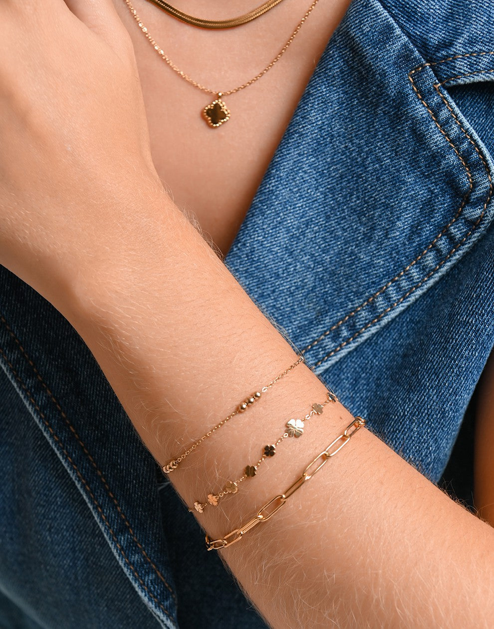 armband met klavertjes goudkleurig