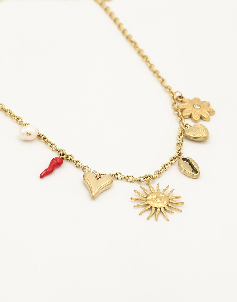 Bedelketting met verschillende bedels