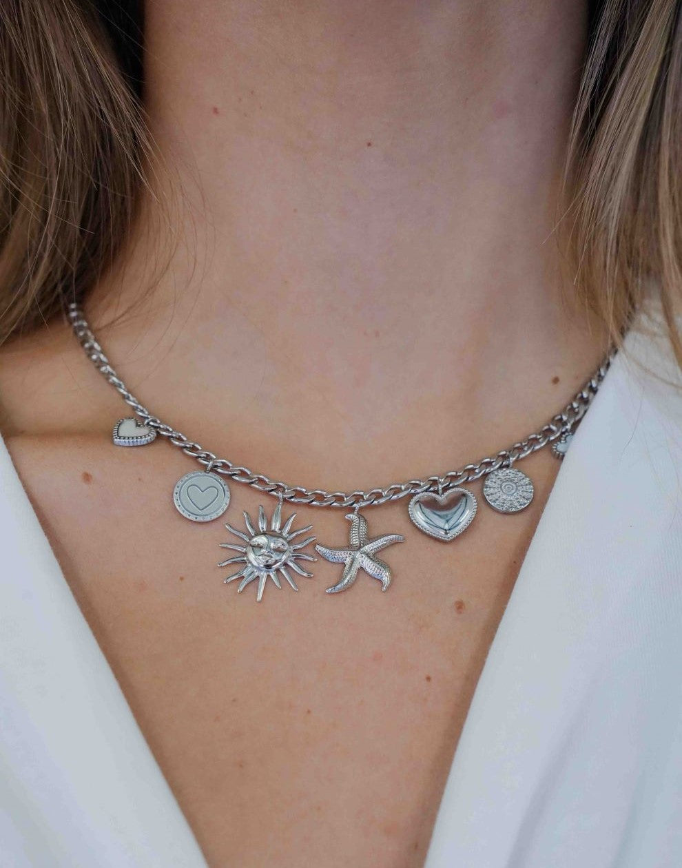 Bedel ketting schakels met verschillende bedels zilverkleurig