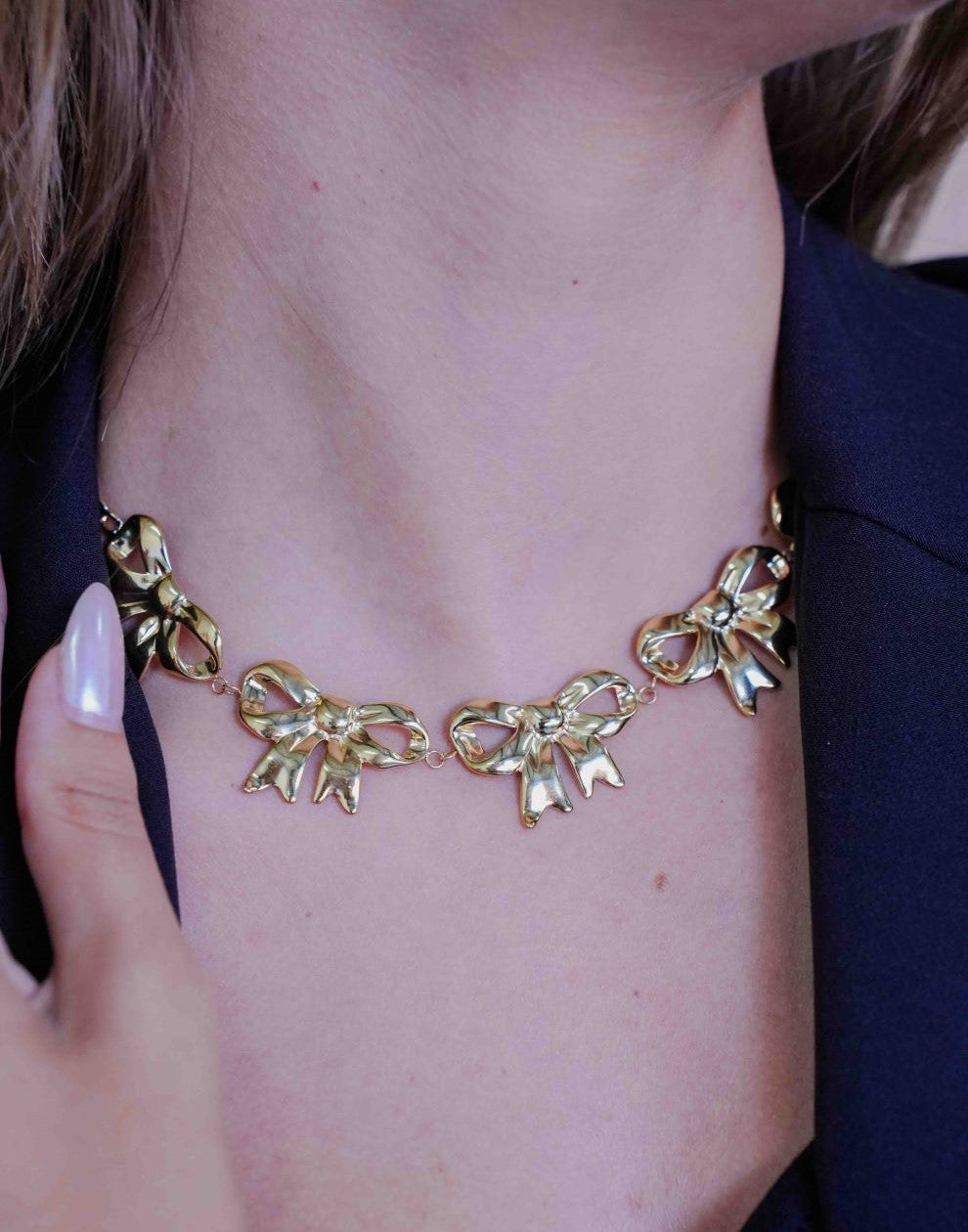 schakelketting met 5 chunky strikjes goudkleurig