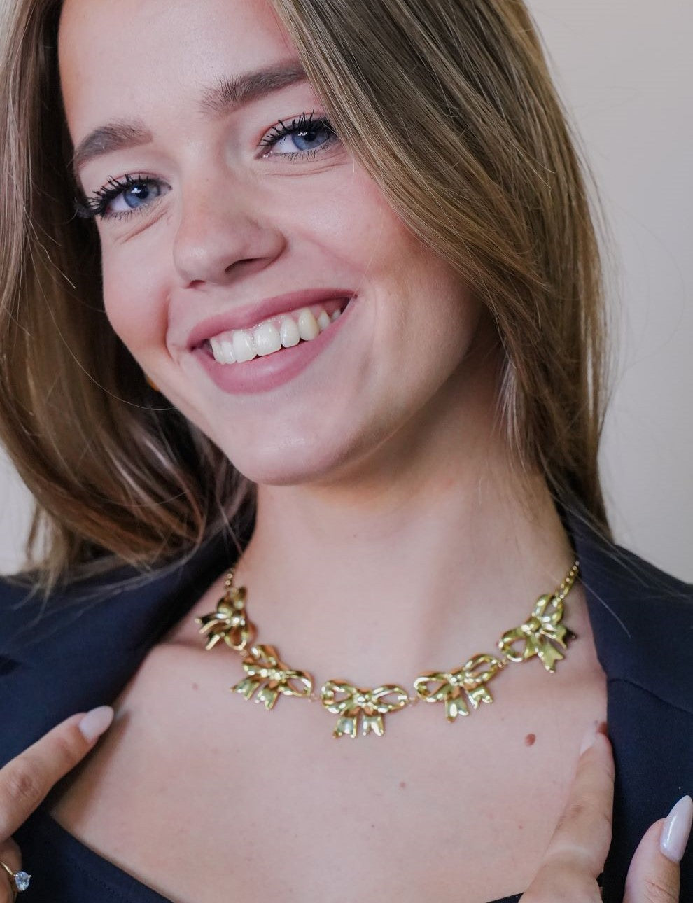 schakelketting met 5 chunky strikjes goudkleurig