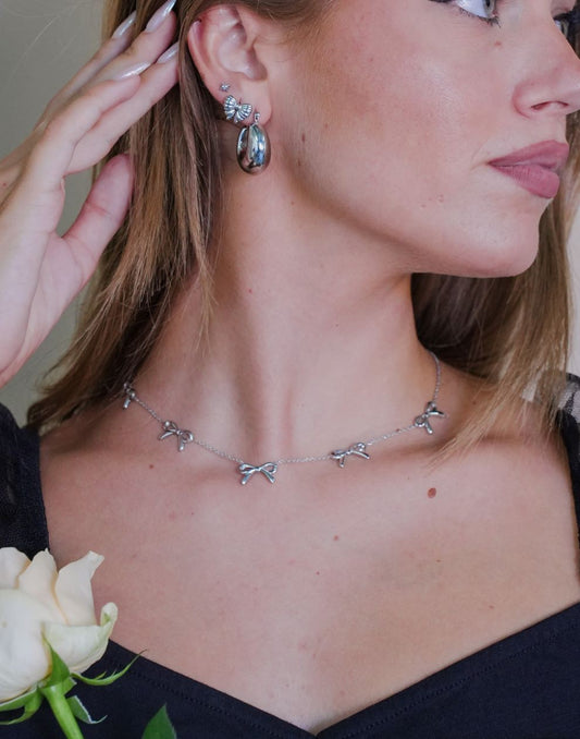 minimalistische ketting met 5 strikjes zilverkleurig