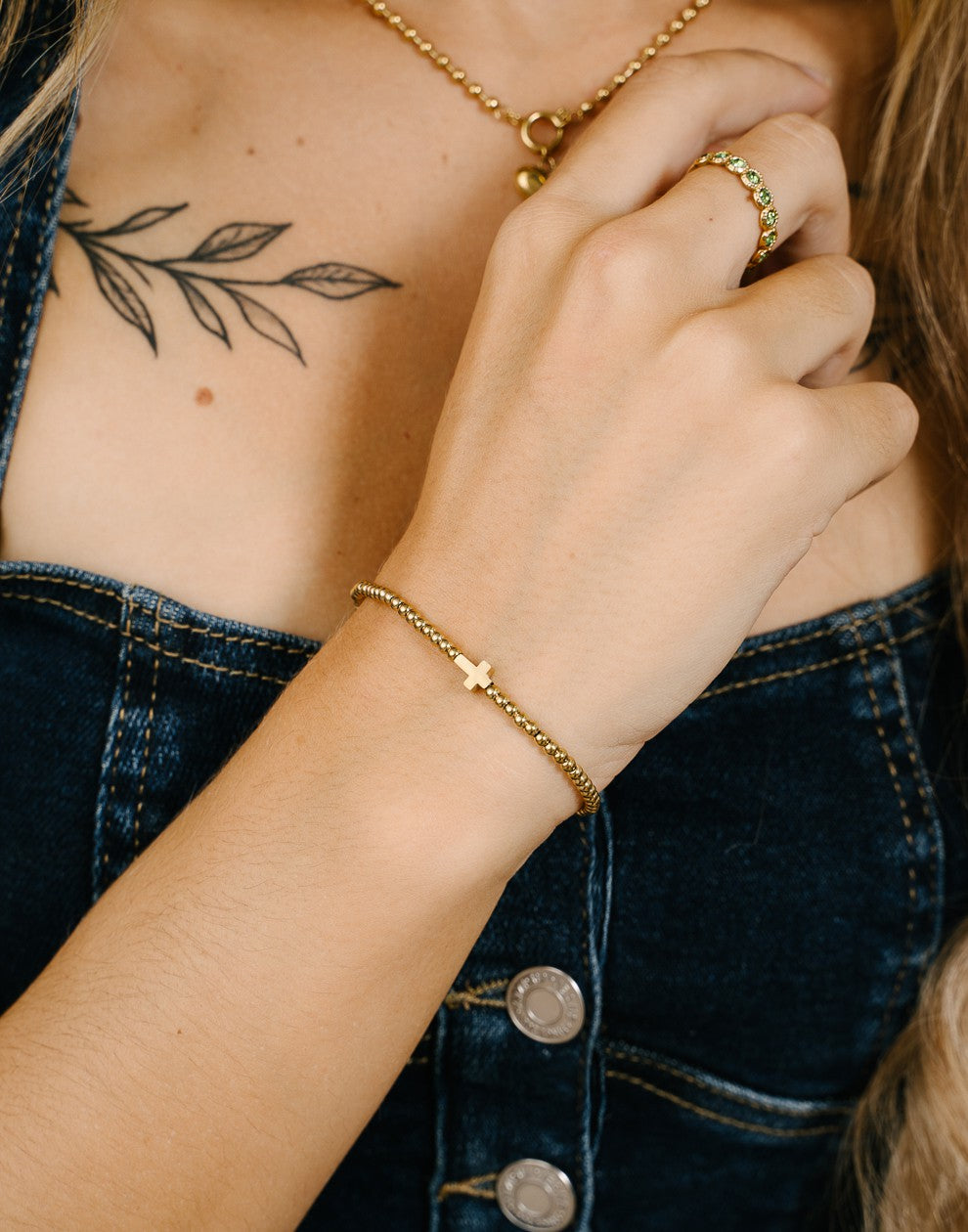 stretch armband kruisje goudkleurig