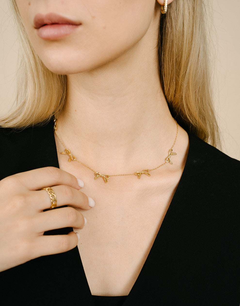 minimalistische ketting met 5 strikjes goudkleurig