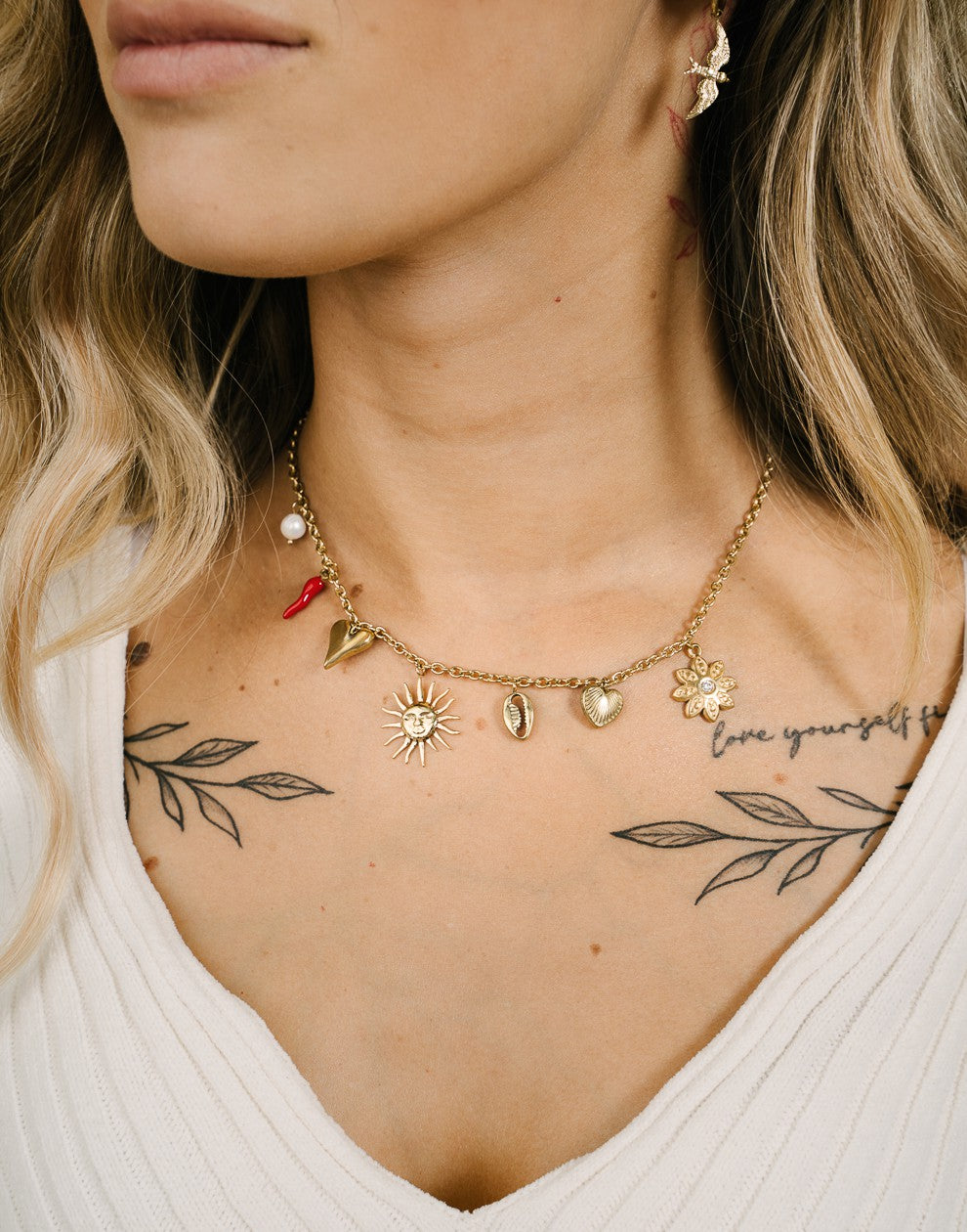 Bedelketting met verschillende bedels