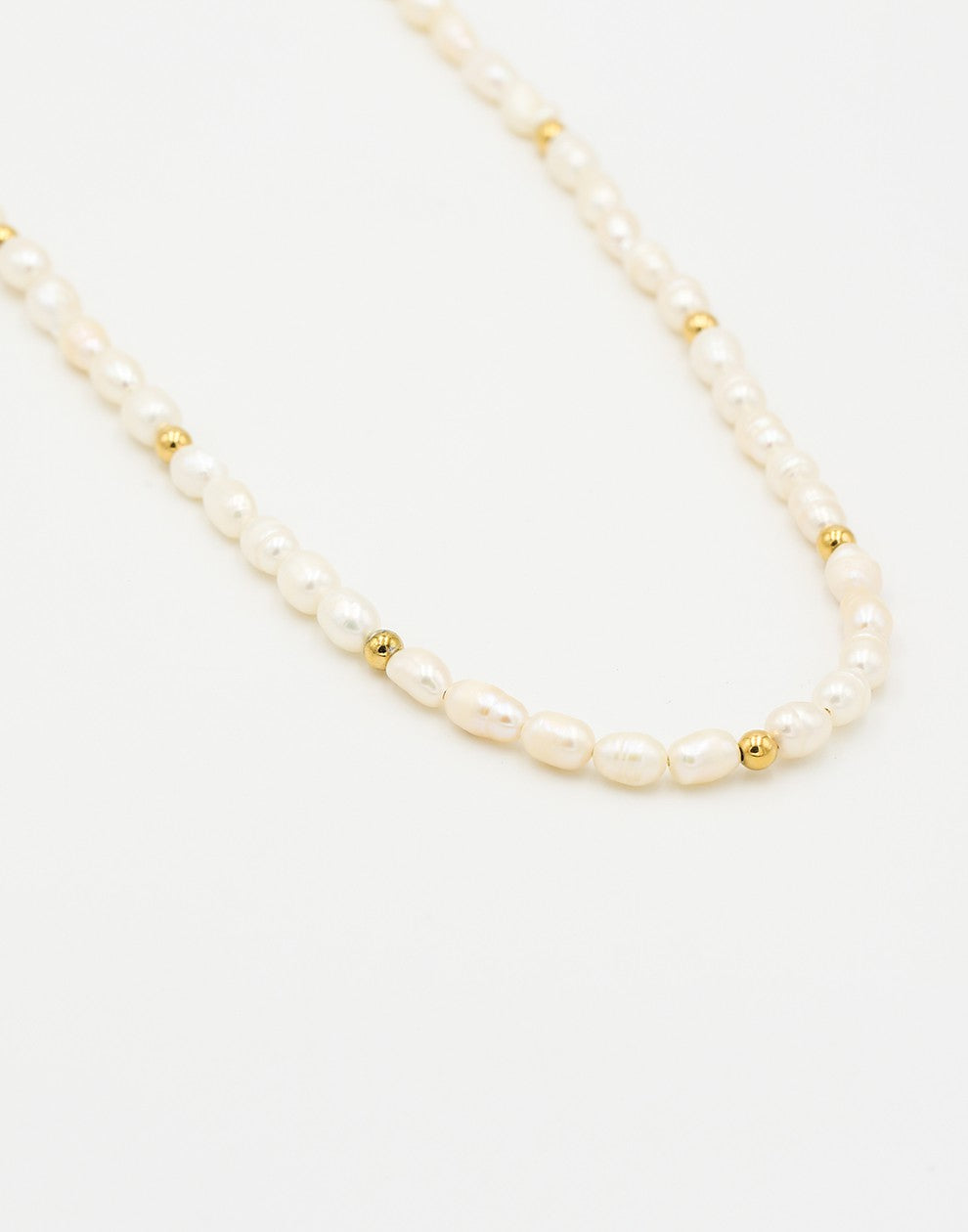 Parelketting met goudkleurigen bolletjes