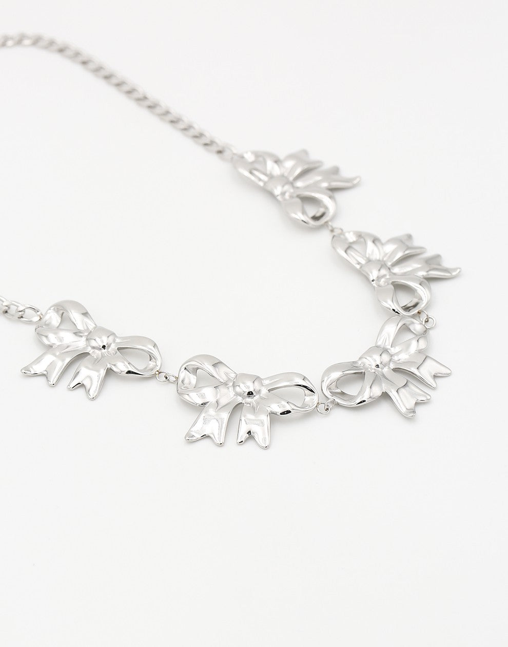schakelketting met 5 chunky strikjes zilverkleurig