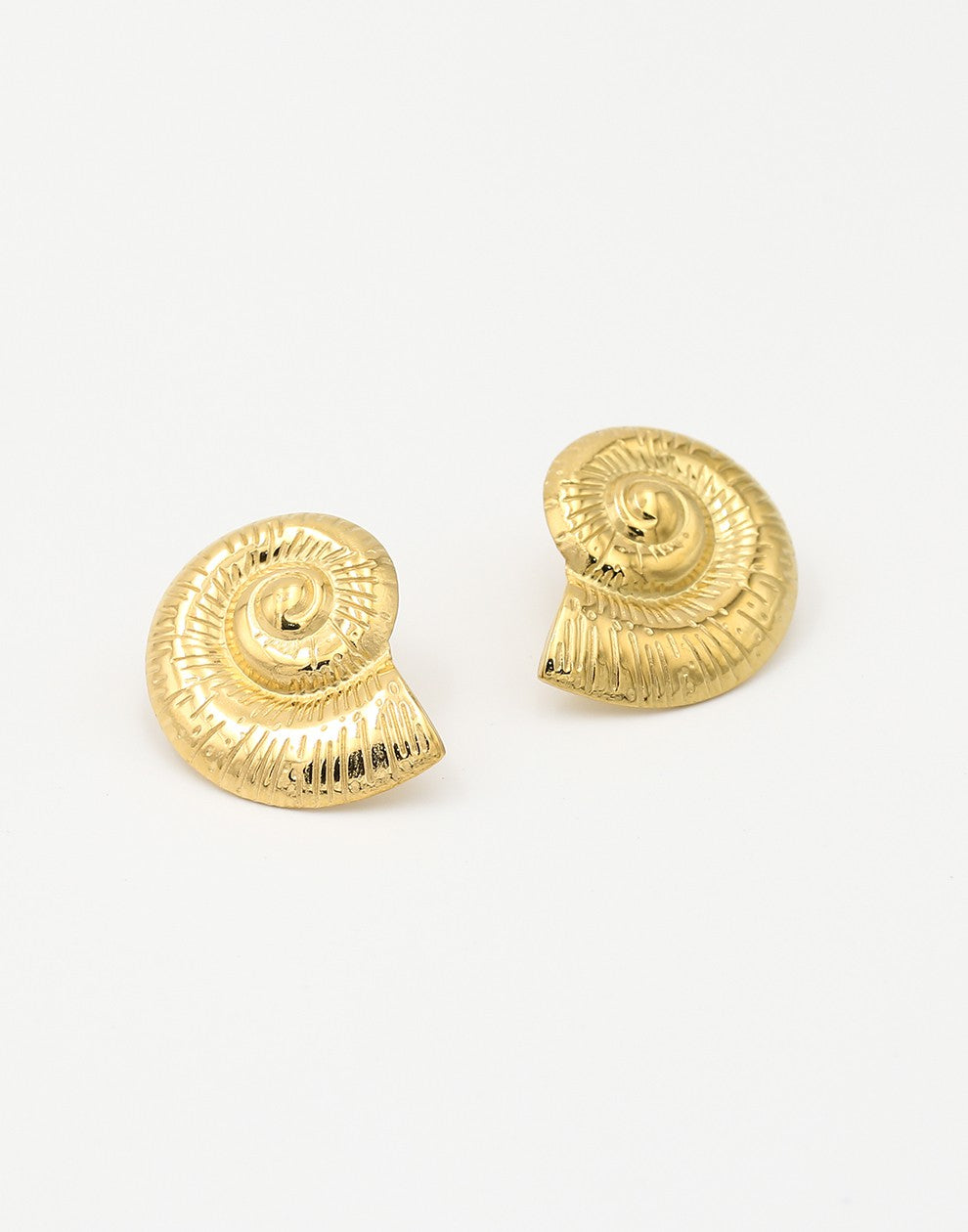 chunky schelp oorbellen goudkleurig
