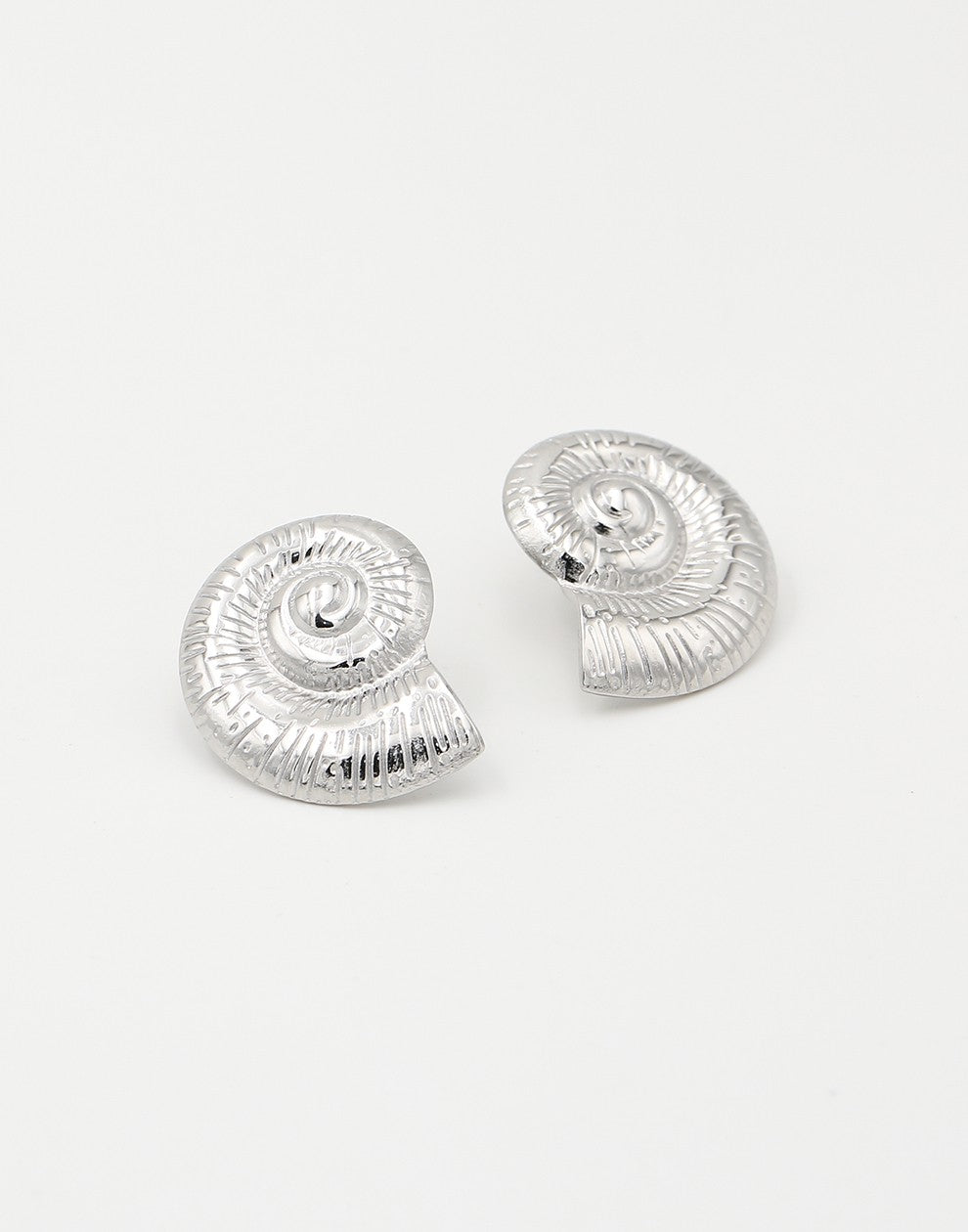 chunky schelp oorbellen zilverkleurig