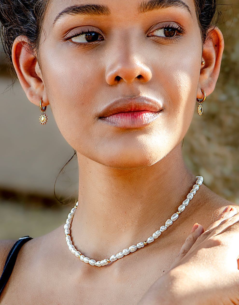 Parelketting met goudkleurigen bolletjes