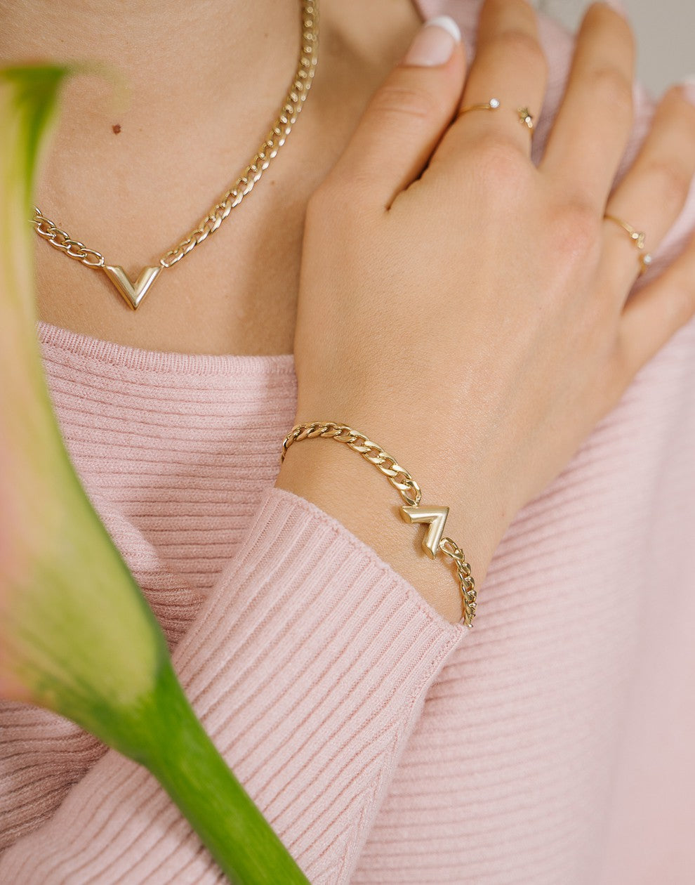 Schakelarmband V goudkleurig