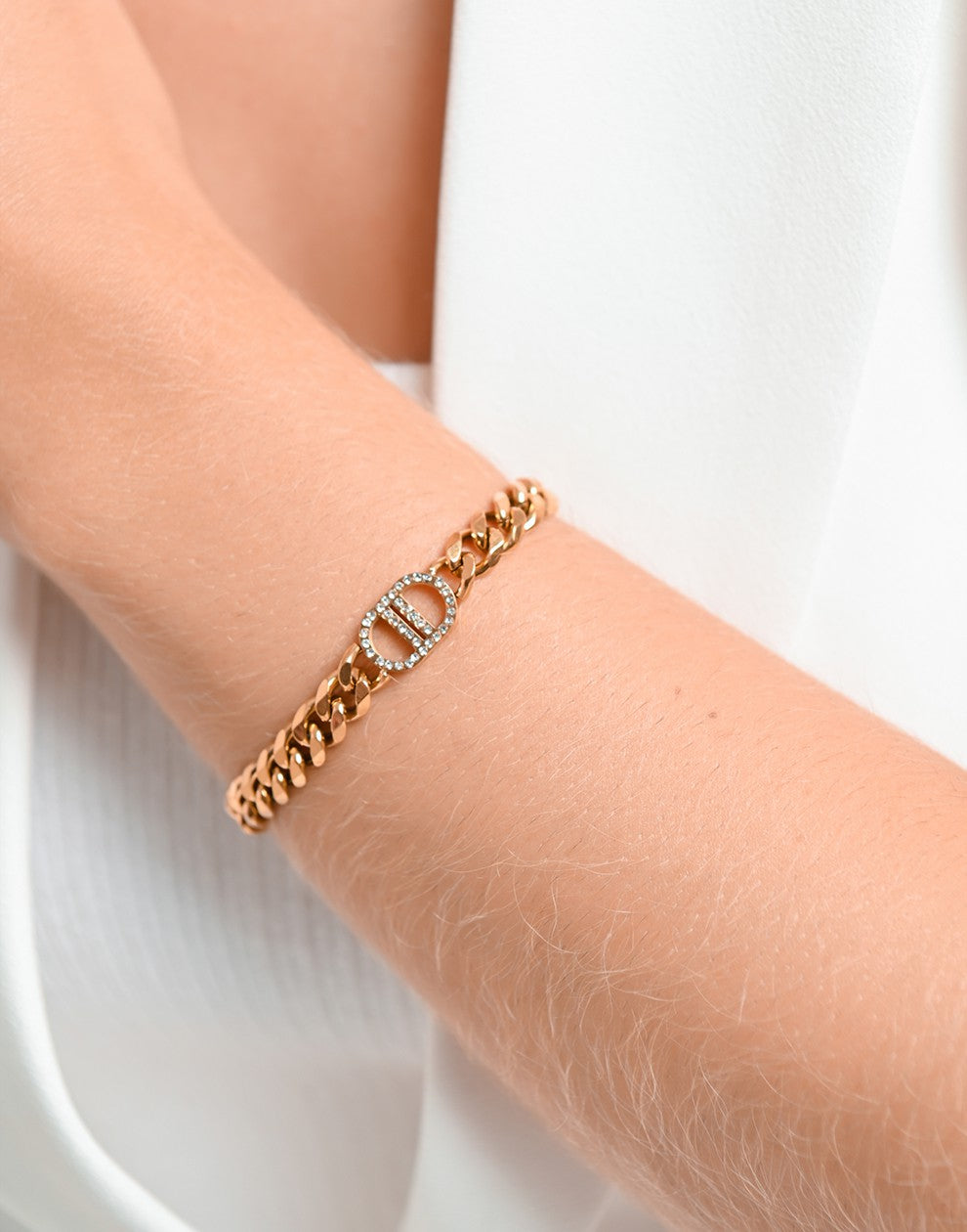 Armband DD met strass goudkleurig