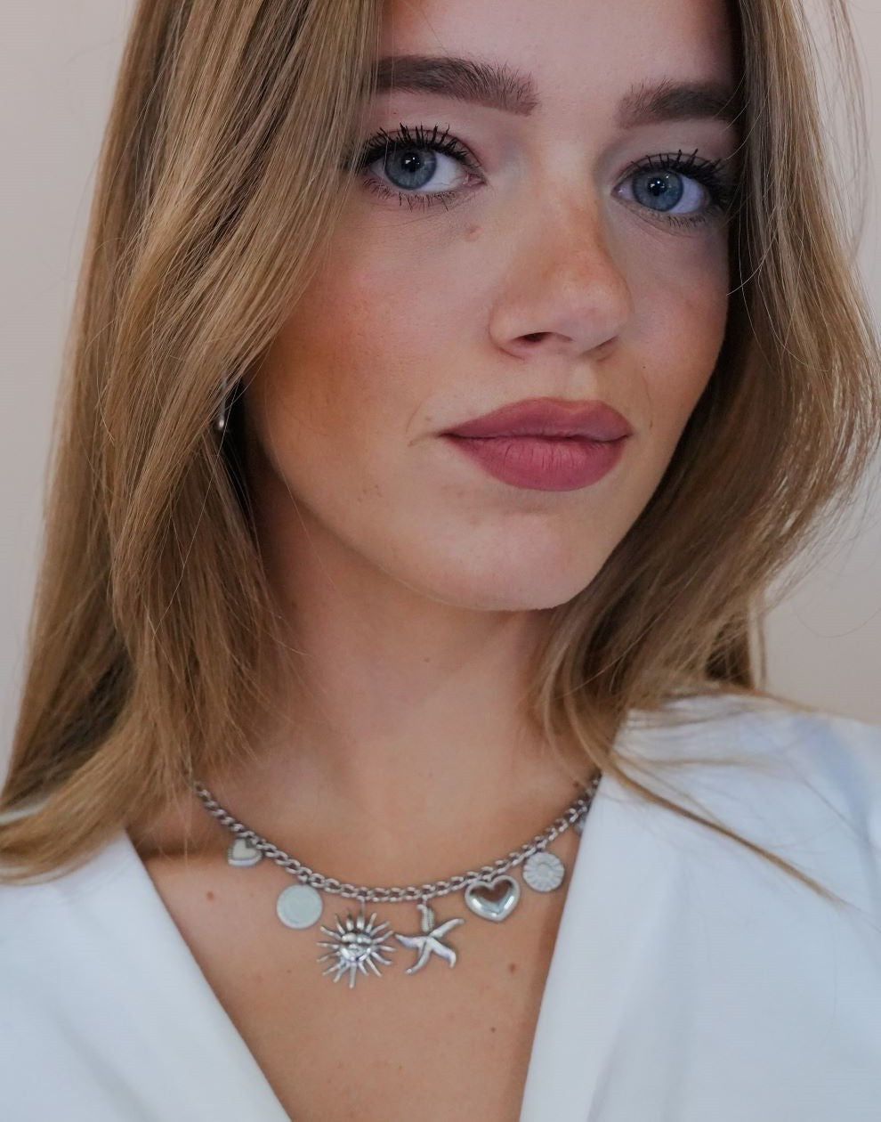Bedel ketting schakels met verschillende bedels zilverkleurig