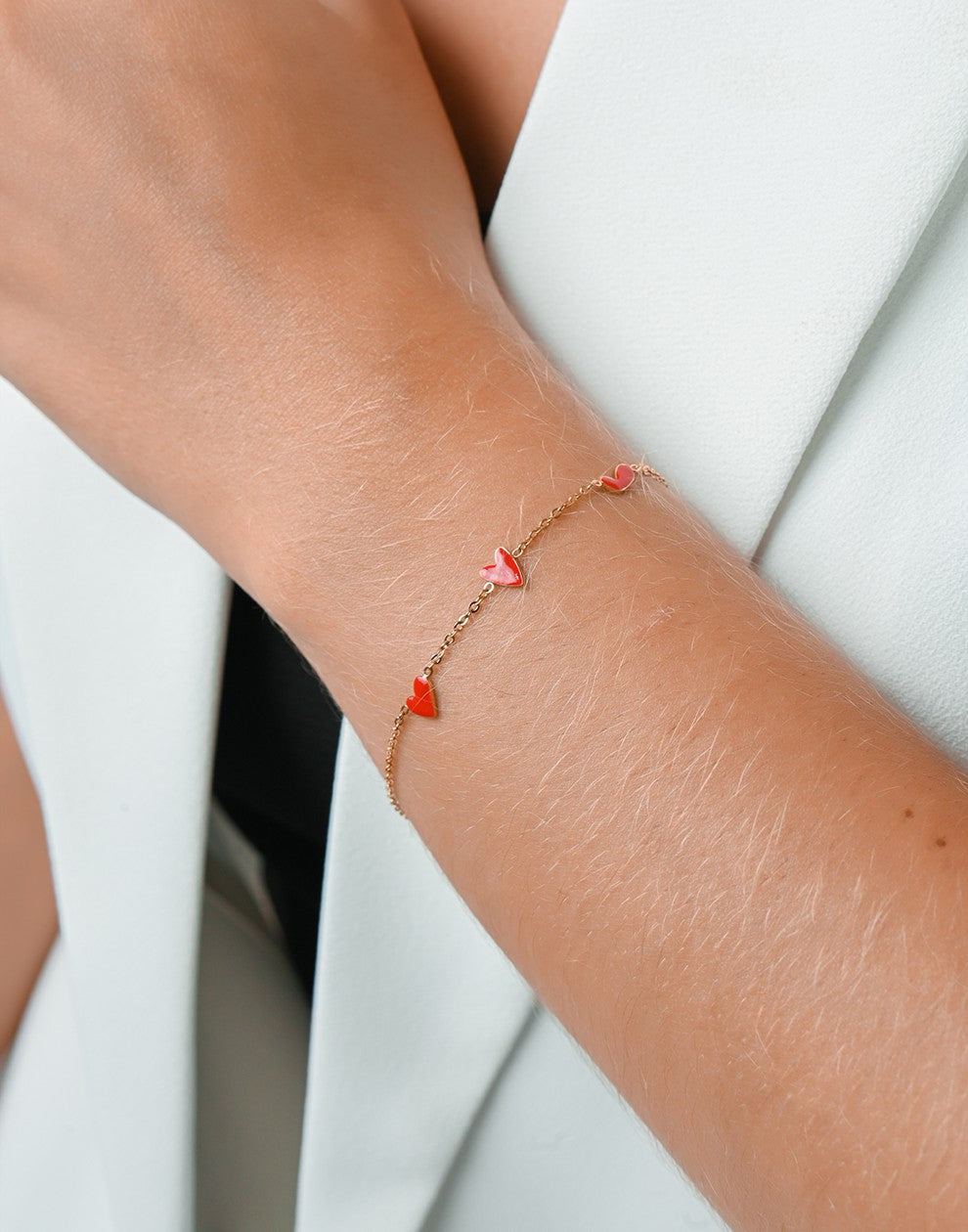 Armband speels hartjes rood goudkleurig