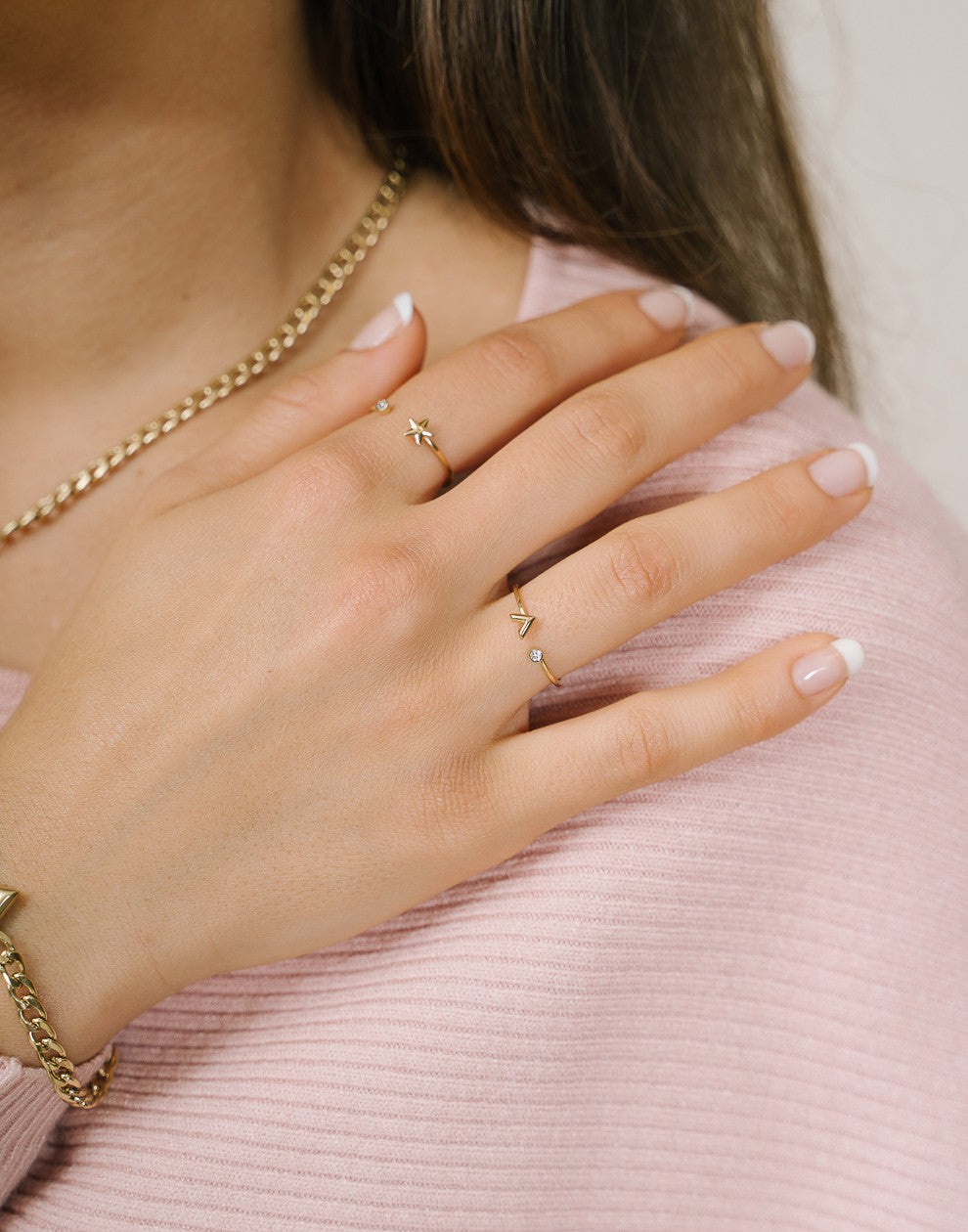 Ring V met steentje goudkleurig