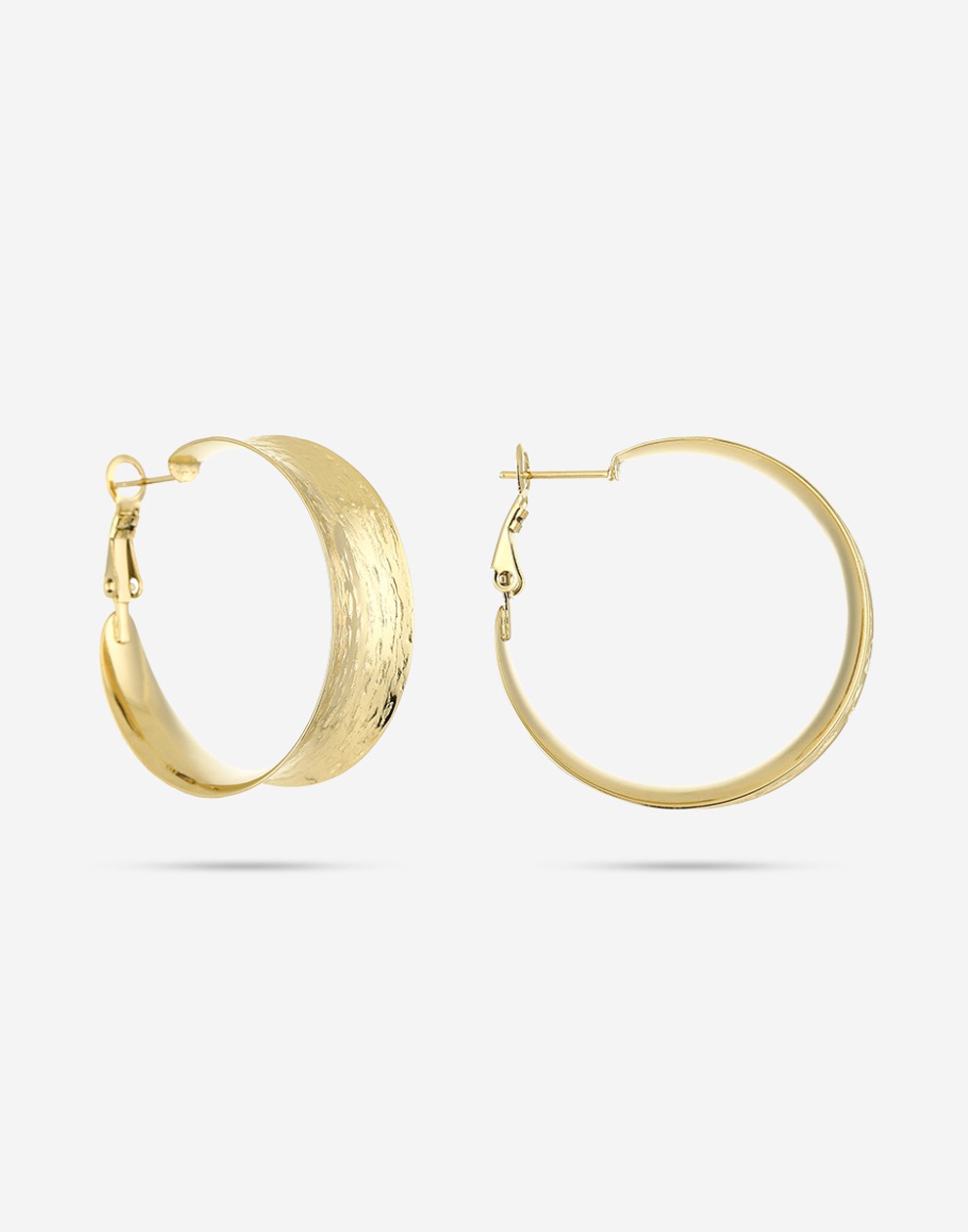 gebogen vintage hoop oorbellen met patroon goudkleurig