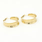 gebogen vintage hoop oorbellen met patroon goudkleurig