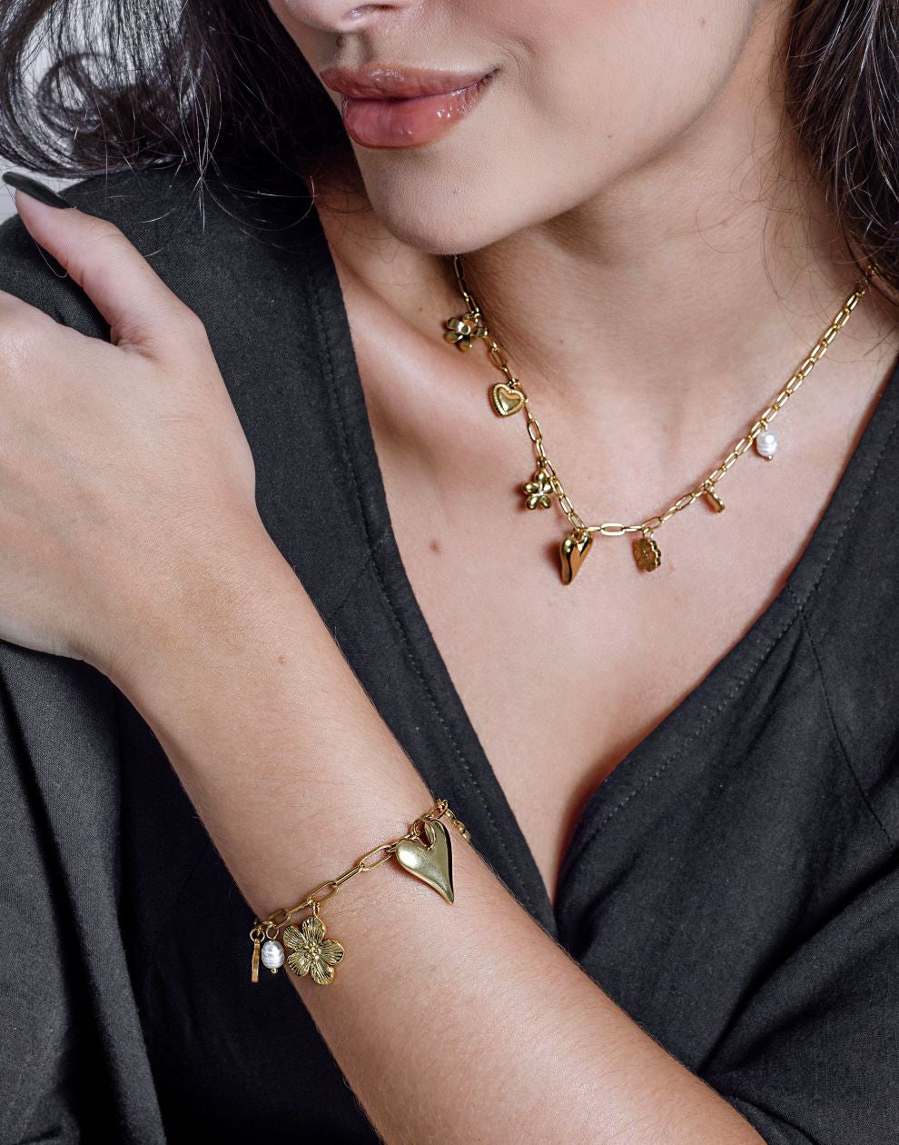Bedelketting bloemen en hartjes goudkleurig