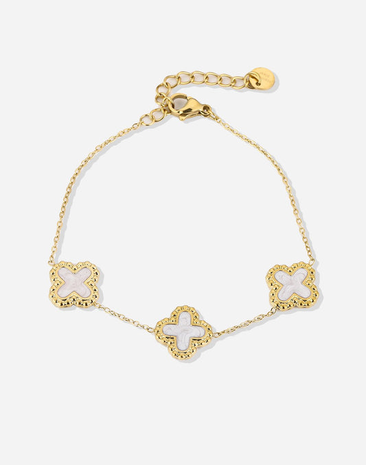 armband witte klavers goudkleurig